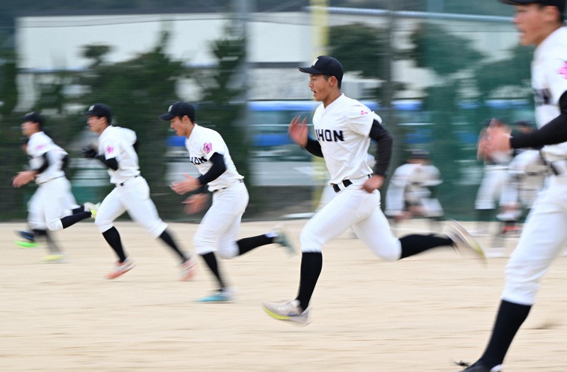 高校野球物語22春 営業マンから脱サラし教壇へ 長崎日大の復活を支えた部長の覚悟 毎日新聞