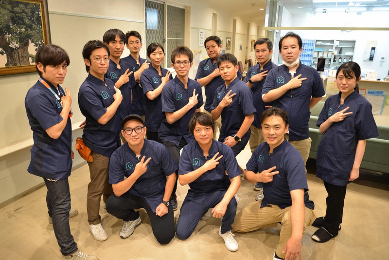 コロナ患者の訪問診療チーム「KISA2隊」の医師ら(中川さんは後列に立っている左から5人目)=中川さん提供