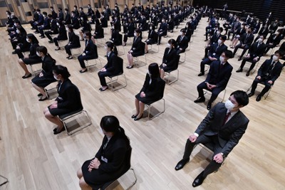 「ガラスの天井」だけじゃない　女性の賃金アップを阻むもの