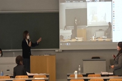 オンラインで行われた明治大法科大学院の「ジェンダーと法」の授業＝2021年11月29日(同大学院提供)