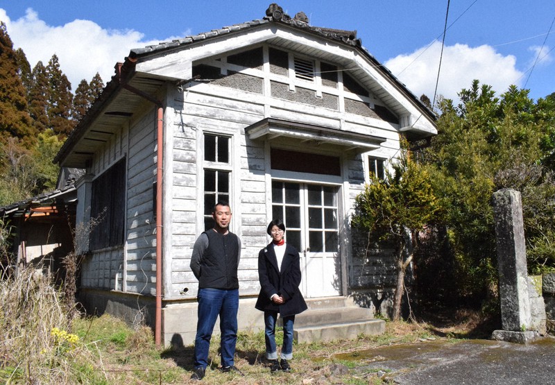旧鹿籠金山郵便局。今夏、下園正博さん(左)が宿としてのオープン準備を進めている=鹿児島県枕崎市金山町で2022年2月14日午後1時41分、宗岡敬介撮影