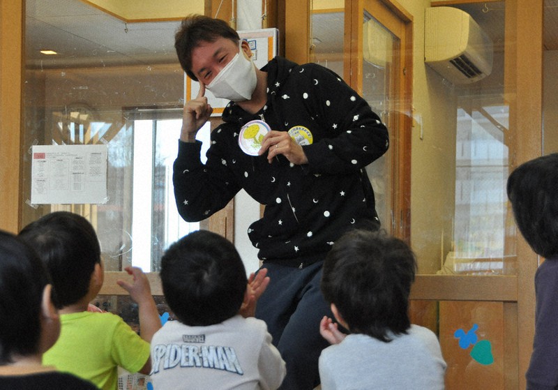 園児から「たけちゃん」と親しまれる保育士の西村建哉さん。子どもたちと思い切り楽しみつつ、にぎやかに過ごす=名古屋市中村区で2022年3月10日、加藤沙波撮影