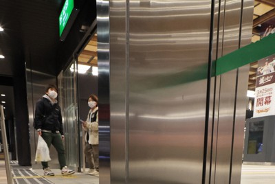 地震の揺れではずれた側溝のふた＝仙台市青葉区のJR仙台駅で2022年3月17日午前0時18分、和田大典撮影