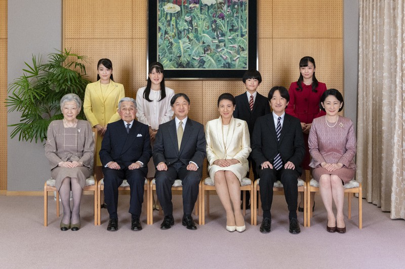 前列左から上皇后美智子さま、上皇さま、天皇陛下、皇后雅子さま、秋篠宮さま、秋篠宮妃紀子さま、後列左から秋篠宮家の長女眞子さん、天皇、皇后両陛下の長女愛子さま、秋篠宮家の長男悠仁さま、秋篠宮家の次女佳子さま=2019年12月、宮内庁提供
