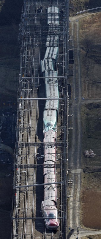 地震で脱線した東北新幹線の車両=宮城県白石市で2022年3月17日午後2時35分、本社ヘリから