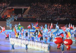 閉会式に参加し国旗を振る各国選手団の旗手たち＝北京・国家体育場で2022年3月13日、宮間俊樹撮影