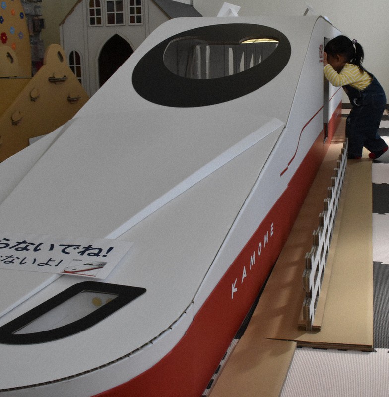 西九州新幹線 早く本物に乗ってみたい 段ボールで新車両 かもめ 毎日新聞