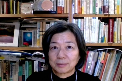 オンラインでインタビューに答える早稲田大ジェンダー研究所長の村田晶子教授＝2022年3月3日、ウェブ会議システム「Zoom（ズーム）」から