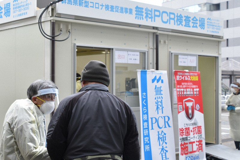 無料PCR検査の説明を受ける市民=群馬県高崎市のJR高崎駅東口前で2022年1月28日午後3時16分、菊池陽南子撮影