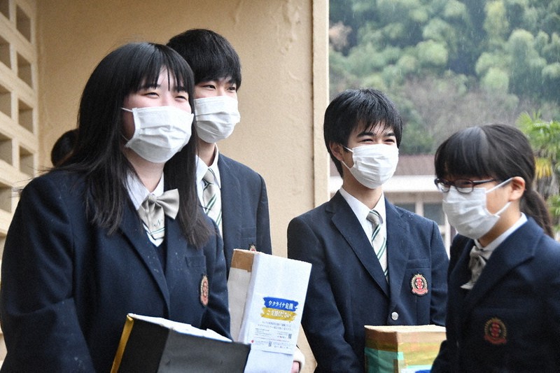 募金を呼びかける築谷みゆさん(左端)ら生徒会役員=舞鶴市上安久の日星高で2022年3月18日午前8時20分、塩田敏夫撮影