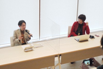 現代アートをとりまく現状について語り合う「ICA京都」所長の浅田彰・京都芸術大教授（左）と顧問の片岡真実・森美術館館長＝京都市中京区で2022年3月4日午後3時ごろ、山脇新一郎撮影
