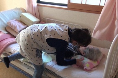 高齢者介護施設では密着した介助が必要で、エアロゾル感染のリスクが高い。この施設では窓を開けるなど換気の対策を講じている＝清山会提供