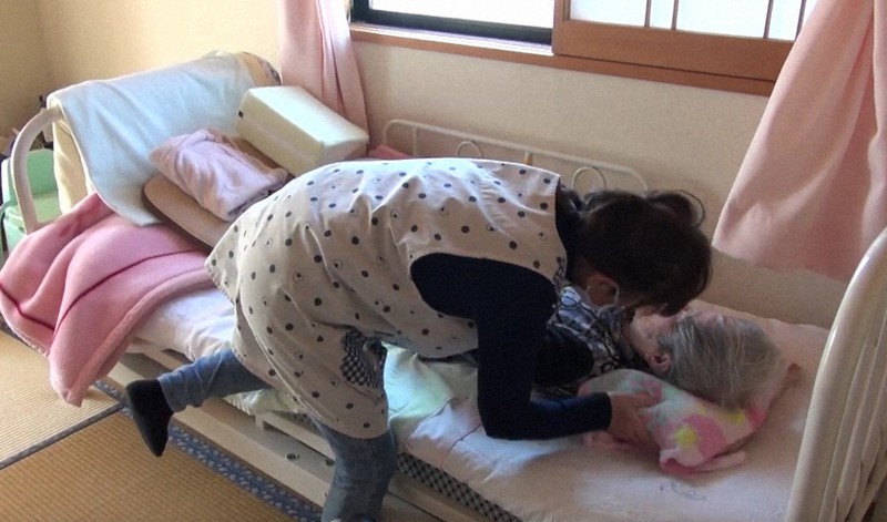 高齢者介護施設では密着した介助が必要で、エアロゾル感染のリスクが高い。この施設では窓を開けるなど換気の対策を講じている=清山会提供