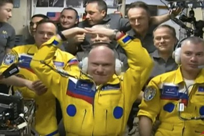 ロシア人宇宙飛行士 ISSに「ウクライナ色」の飛行服、なぜ？ | 毎日新聞
