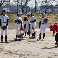 中学生の女子野球クラブ「埼玉SUNレディース越谷」設立に向けた練習会に参加した選手たち＝埼玉県越谷市の増林公園で2022年3月5日、萩原佳孝撮影