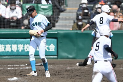 【山梨学院－木更津総合】延長十三回裏木更津総合1死満塁、サヨナラの四球を与え、マウンドを見つめる山梨学院の先発・榎谷。右奥は生還した山田＝阪神甲子園球場で2022年3月21日、北山夏帆撮影