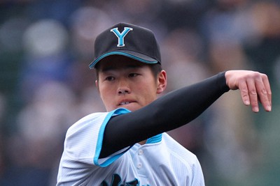 【山梨学院－木更津総合】軽快な守備を見せた山梨学院の鈴木斗偉選手＝阪神甲子園球場で2022年3月21日、猪飼健史撮影