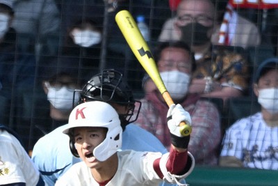 【高知－東洋大姫路】五回表高知1死一塁、三谷が中前打を放つ＝阪神甲子園球場で2022年3月21日、北山夏帆撮影