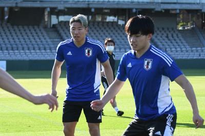 オーストラリア戦に向けて調整するサッカー日本代表の浅野（左）と上田＝オーストラリア・シドニー郊外で2022年3月21日、細谷拓海撮影