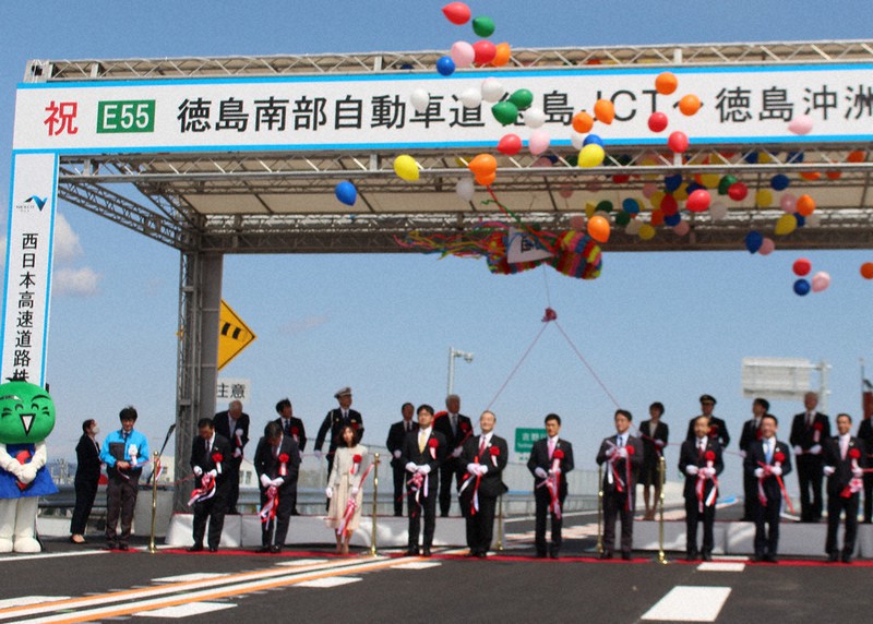 徳島南部自動車道開通 つながる 命の道の南伸 国道の渋滞緩和 災害避難場所機能備え 徳島 毎日新聞