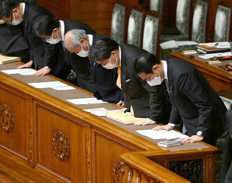 参院本会議で2022年度予算が賛成多数で可決、成立し、一礼する岸田文雄首相(右)と閣僚=国会内で2022年3月22日午後4時17分、竹内幹撮影