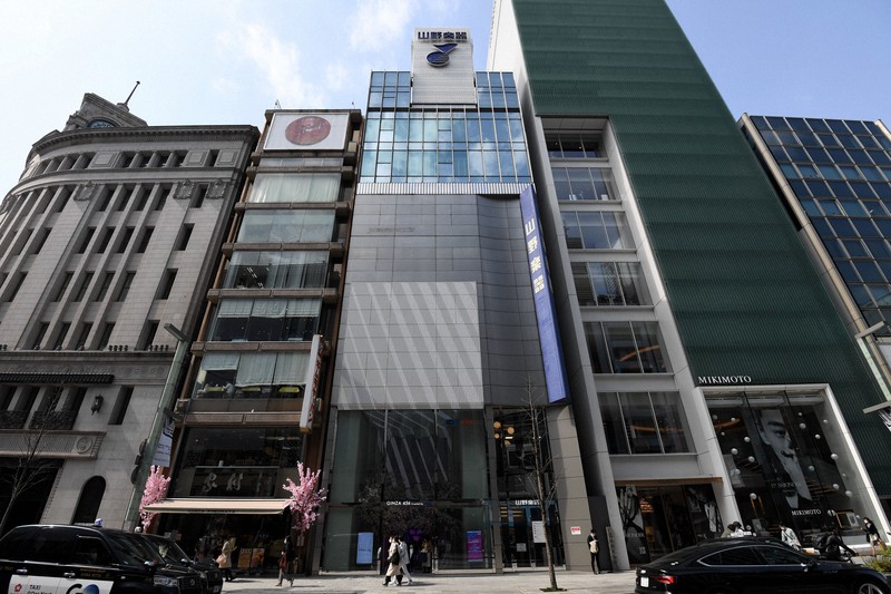 公示地価が最高価格になった山野楽器銀座本店(中央)=東京都中央区で2022年3月17日、前田梨里子撮影