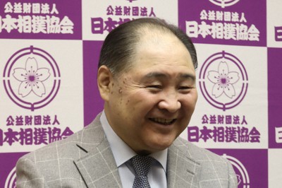 記者会見で笑顔を見せる尾車親方＝エディオンアリーナ大阪で2022年3月21日（日本相撲協会提供）