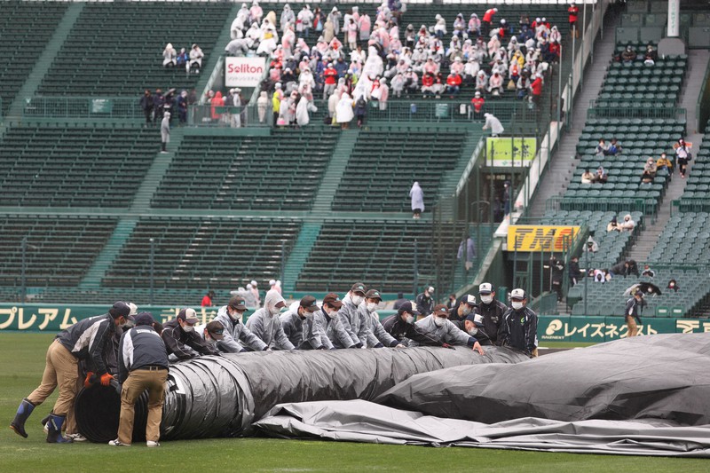 第49回 選抜高校野球大会 記念メダル 阪神甲子園球場  試合開始に向けて阪神園芸が整備 選抜高校野球第4日 [写真特集1/8