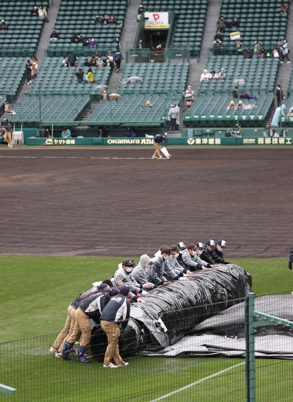 試合開始に向けて阪神園芸が整備 選抜高校野球第4日 [写真特集1/8
