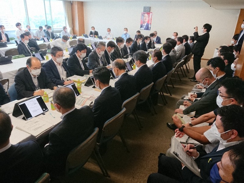 自民党本部の会議室で開かれた「総務部会関係合同会議」。同党議員と総務官僚らが大勢集まった=東京都千代田区永田町で2021年8月25日午後2時ごろ、大場弘行撮影