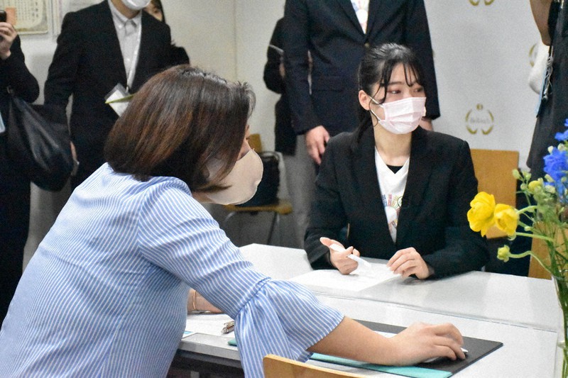 打ち合わせに臨んだネクストエージ副社長の中井咲希さん(右)とNMT Japan社長の土屋恵美さん=横浜市中区で2022年3月15日午後4時9分、宮島麻実撮影