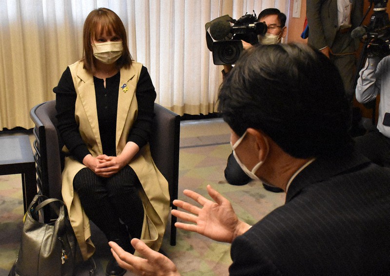 伊原木隆太知事と懇談するリリヤ・バビィさん(奥)=岡山県庁で