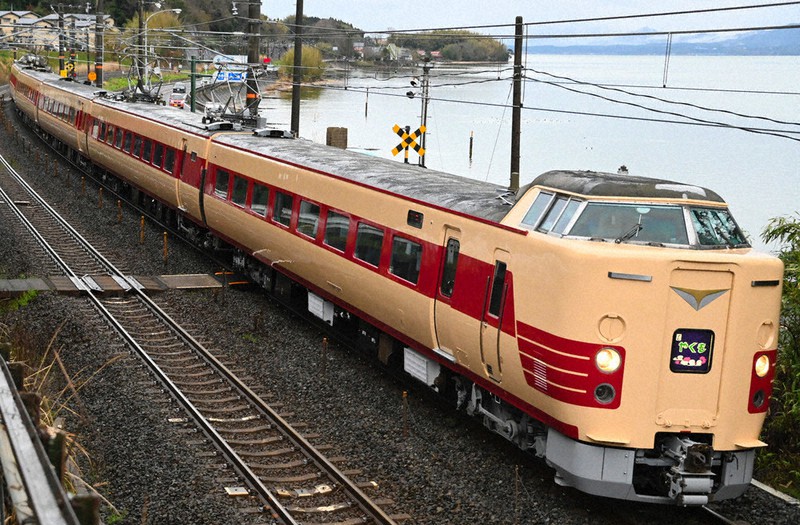 懐かしの「国鉄色」特急やくも 1日2往復 JR西・運転50周年企画 ／岡山