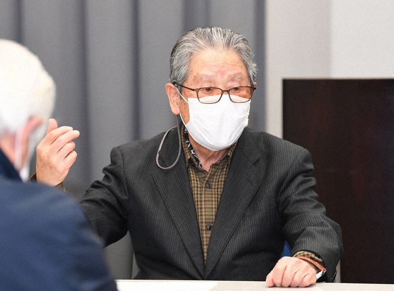 「韓国の原爆被害者を救援する市民の会」世話人会で発言する被爆者の豊永恵三郎さん=広島市中区で13日