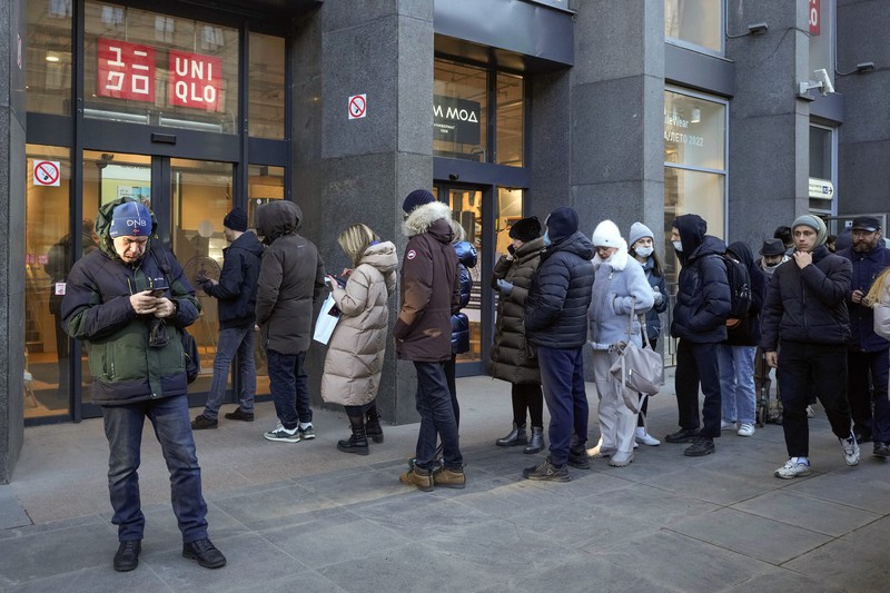 ロシアでの営業を停止するユニクロの店舗に行列を作る人たち=サンクトペテルブルクで3月10日、AP