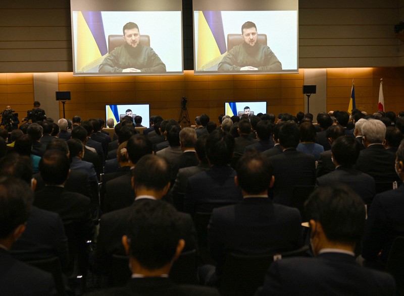 国会議員が見守る中、オンラインで国会演説をするウクライナのゼレンスキー大統領=衆院第1議員会館で2022年3月23日午後6時4分、竹内幹撮影