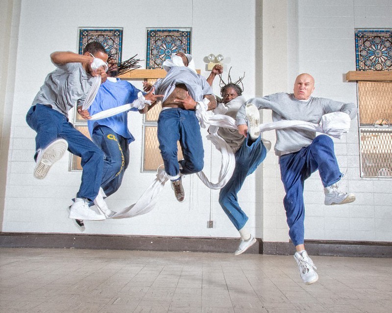 米カリフォルニア州のサンクエンティン刑務所内のダンスチーム「アーティスティック・アンサンブル(Artistic Ensemble)」による「断層線(Faultline) 」の一場面(c) Peter Merts