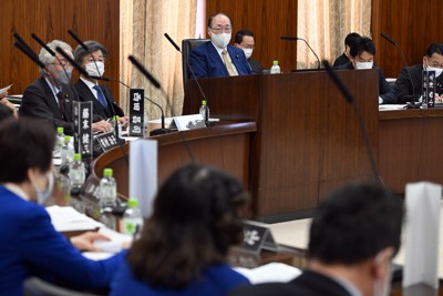 参院憲法審査会に臨む与野党の議員ら。奥中央は中川雅治会長＝国会内で2022年3月23日午前10時36分、竹内幹撮影