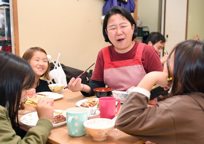 運営する子ども食堂で子どもたちと夕食をとるNPO法人「西成チャイルド・ケア・センター」の川辺康子代表理事=大阪市西成区で2021年10月18日、滝川大貴撮影