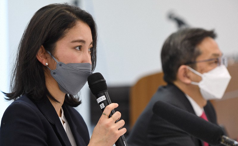 損害賠償を求めた訴訟の判決後、記者会見する伊藤詩織さん。奥は佃克彦弁護士=東京都千代田区で2022年3月25日午後4時23分、宮本明登撮影