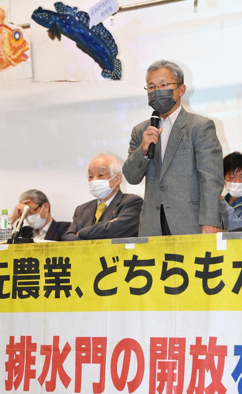 判決後の報告集会で報道陣の質問に答える漁業者の平方宣清さん(右)=福岡市中央区で2022年3月25日午後3時32分、矢頭智剛撮影