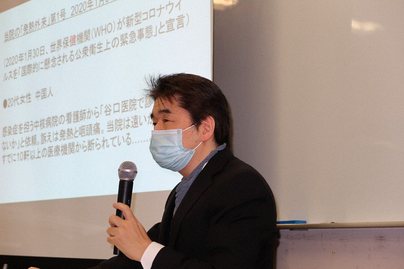 マスクをして講演する谷口恭医師