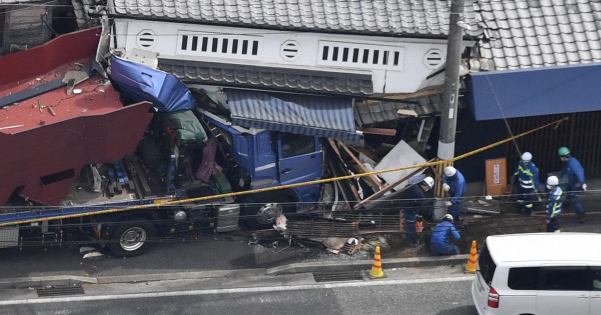 民家など3棟に大型トレーラー突っ込む 運転手が重傷 兵庫・三木 [写真