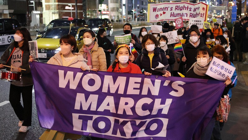 「国際女性デー」で性差別撤廃や反戦を訴えてデモ行進する人たち=東京都渋谷区で2022年3月8日、吉田航太撮影