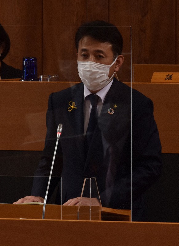 市議会全員協議会で中国電力島根原発2号機の再稼働容認を表明する飯塚俊之市長=出雲市今市町の市役所で2022年3月25日午後2時46分、小坂春乃撮影