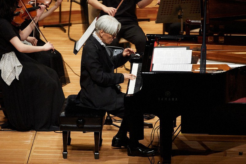 約3年ぶりとなる公の場で演奏する坂本龍一さん=東北ユースオーケストラ演奏会2022広報事務局提供