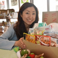 野菜の非常食を集めた防災ボックスを商品化した西谷さん＝山形市で2022年3月9日、小寺泰介撮影