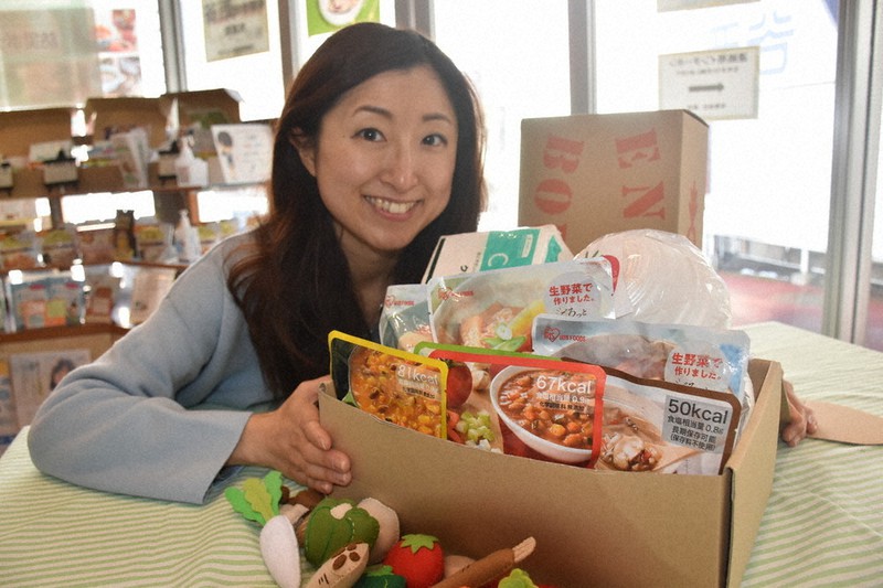 野菜の非常食を集めた防災ボックスを商品化した西谷さん=山形市で2022年3月9日、小寺泰介撮影