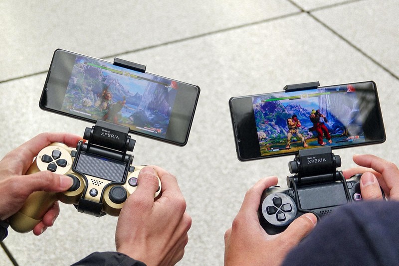 左がネットワークスライシングを適用した端末。右が非適用で一瞬画面が止まってしまったため残像が写っていない