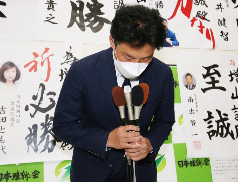 兵庫県西宮市長選で落選し、支援者らに頭を下げる増山誠氏=同市で2022年3月27日午後8時半、大西達也撮影
